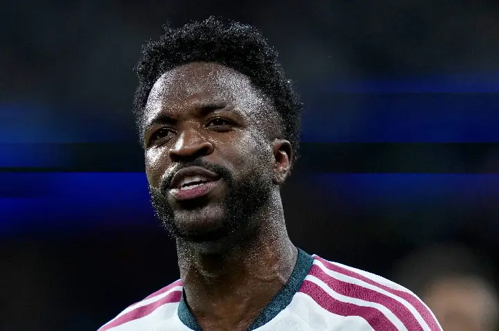 ‘Ação feia, suja e traiçoeira’: Ex-Barcelona condena atitude de Vinícius Junior e aprova expulsão