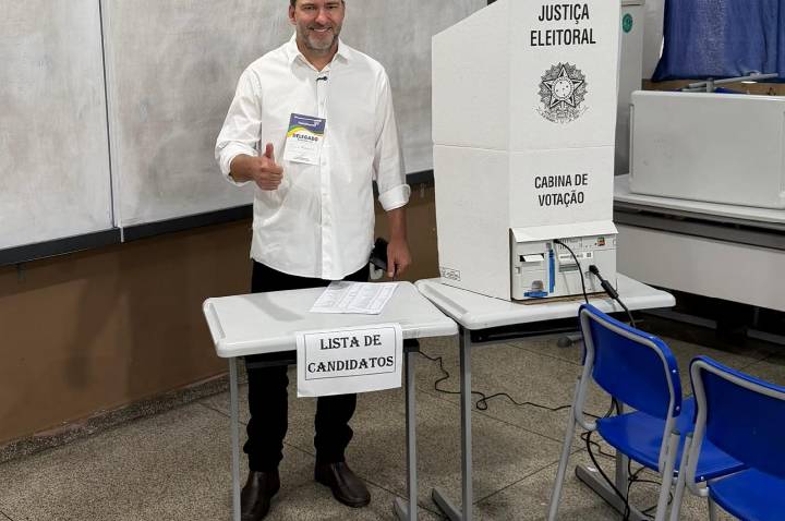 Alex Redano vota em Ariquemes ao lado da família e reafirma compromisso com Rondônia