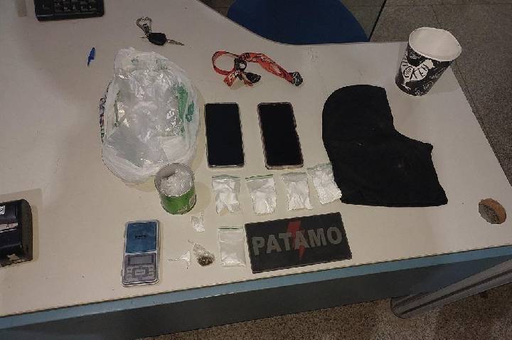 ARIQUEMES – POLÍCIA MILITAR APREENDE MAIS DE 100 GRAMAS DE ENTORPECENTES E PRENDE CASAL POR TRÁFICO DE DROGAS