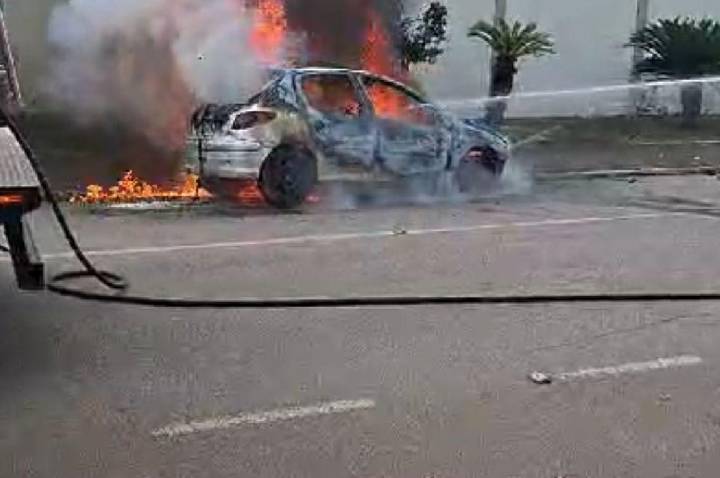 Carro vira sucata em minutos após incêndio repentino em avenida de Porto Velho