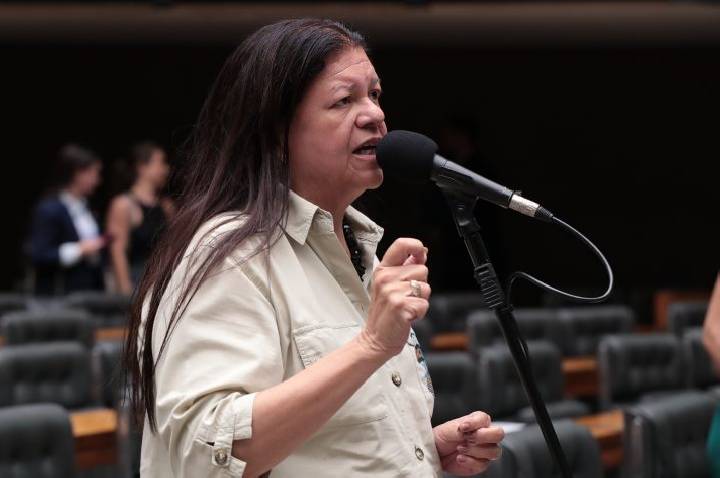 Comissão da Câmara aprova piso salarial de R$ 5,5 mil para assistentes sociais; texto pode ir ao Senado