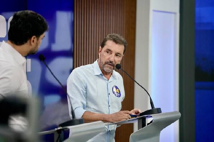 DEBATE: Hildon Chaves afirma que “leiloar CAERD,  na semana da eleição, cheira muito mal”