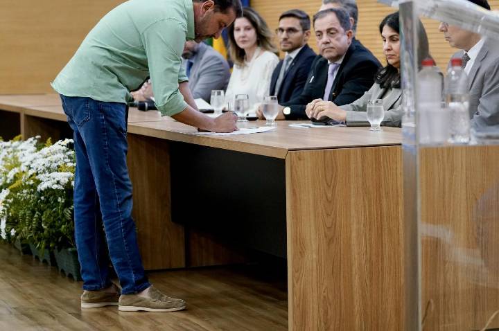 Hildon assina Pacto pela Educação e promete  levar programa premiado para todo o Estado