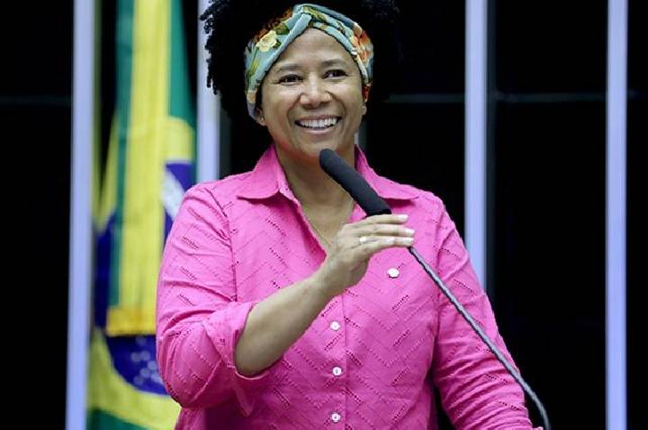 Justiça Eleitoral manda Sílvia Cristina tirar do ar 18 grupos secretos de WhatsApp, multa pode chegar a R$ 540 mil