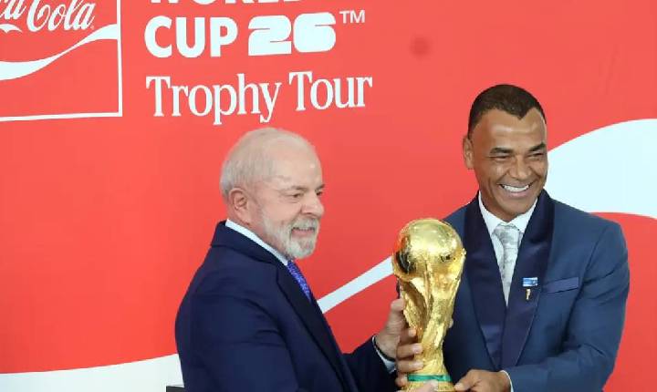 Lula recebe taça da Copa de 2026 e cobra valorização do futebol feminino