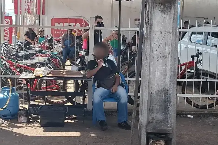 Vendedor ameaça a própria vida em supermercado da capital
