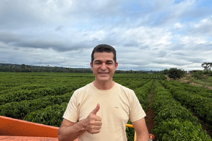 Vereador Adalto destaca avanço da cafeicultura e modernização no campo durante visita na Linha P.O
