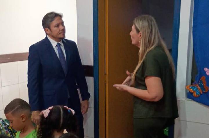 Vereador Zé Paroca vivencia dia de aula na Escola Padre Zenildo Gomes e reafirma compromisso com a educação