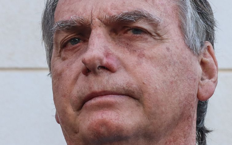 Bolsonaro aciona STF para impedir Dino e Zanin em ação sobre golpe 