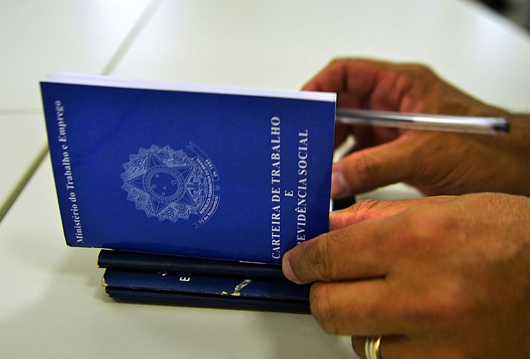 Taxa de desemprego sobe para 6,5% no trimestre encerrado em janeiro
