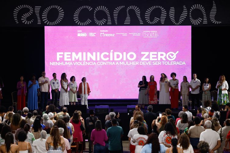 Desfile das Campeãs do carnaval carioca tem ação contra feminicídio