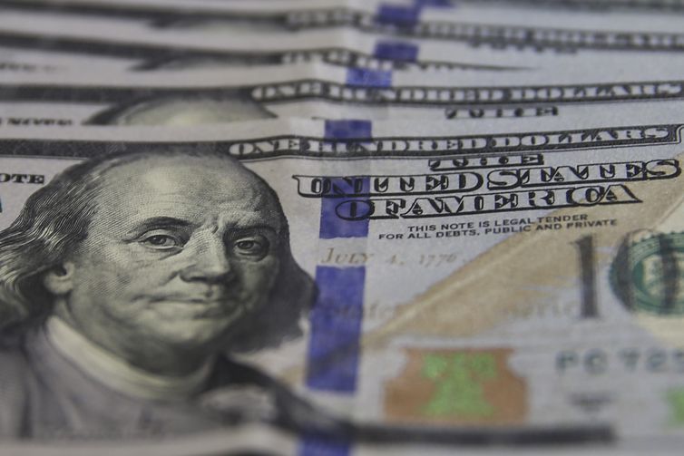Dólar tem maior queda diária em dois anos e meio e fecha a R$ 5,75