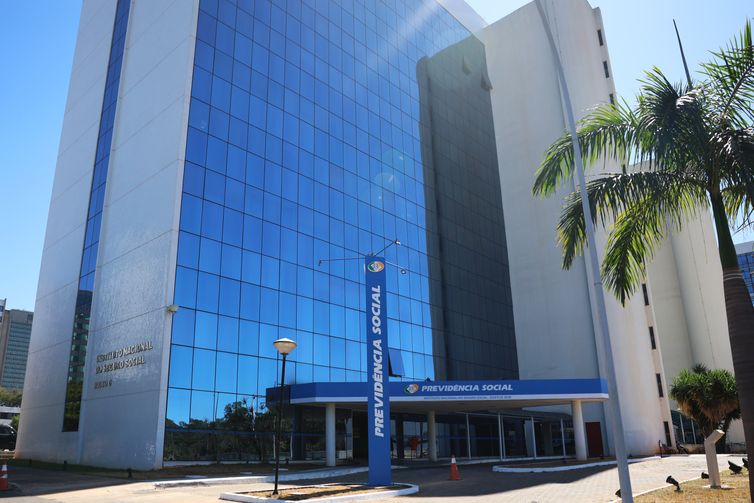 INSS antecipa benefícios de cartões de final 5 e 0 nesta sexta