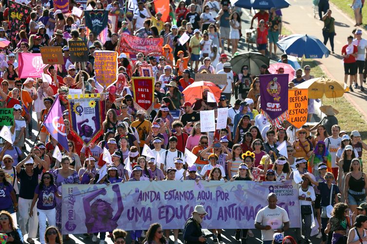 Mulheres do DF marcham por políticas públicas e contra o feminicídio