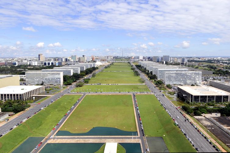 Participação da mulher no funcionalismo público federal sobe para 45%
