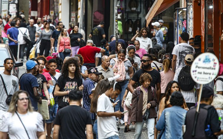 Renda de pessoas negras equivale a 58% da de brancas, mostra estudo