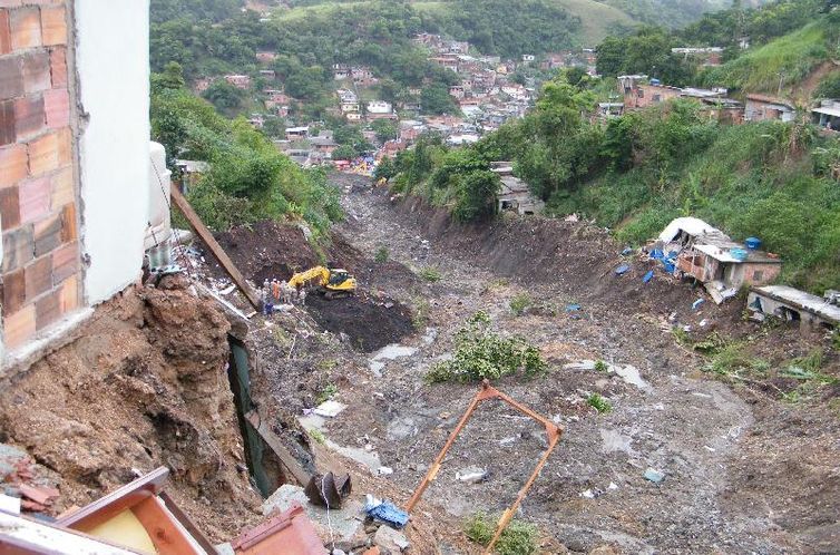 Após 15 anos, sobreviventes contam traumas de temporais em Niterói