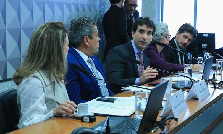 Apostadores destinam até R$ 30 bi por mês a bets, informa BC