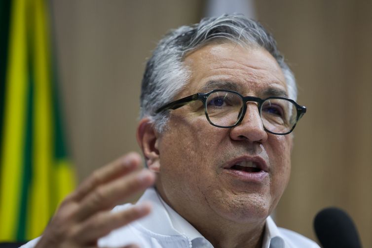 Brasil deve chegar a 635,7 mil médicos em 2025; mulheres são maioria