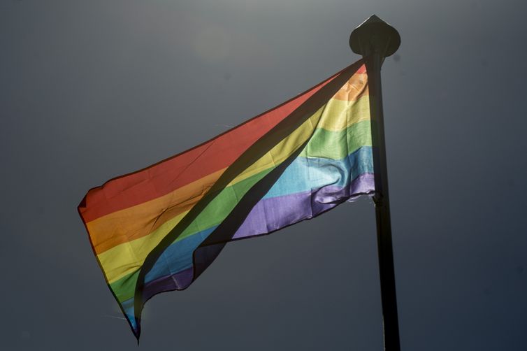 Fórum lança manifesto para ampliar inclusão de jovens LGBT+ no mercado
