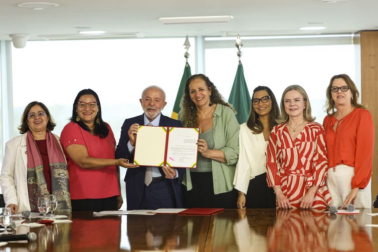 Lula sanciona leis para proteção de direitos das mulheres