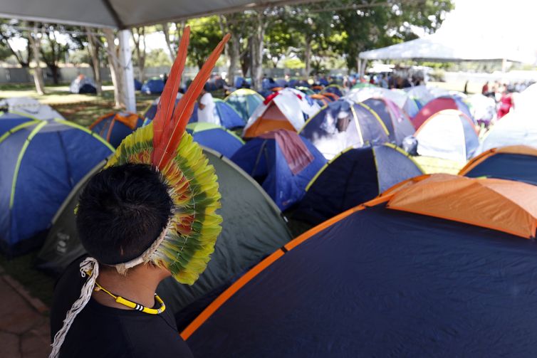 Milhares de indígenas acampam em Brasília pelo direito à terra  