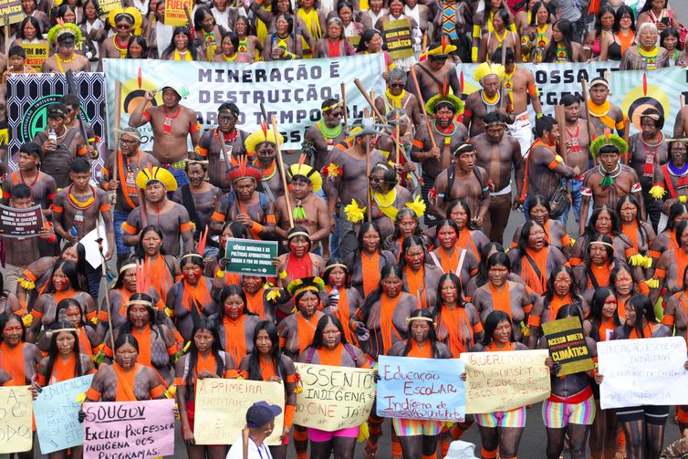 Milhares de indígenas marcham em Brasília em defesa de seus direitos