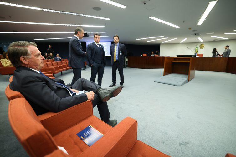 Moraes dá cinco dias para Bolsonaro e réus apresentarem defesa prévia