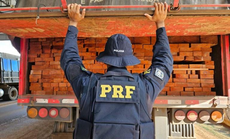 Polícia Rodoviária Federal em Ronônia, no final de semana, apreendeu mais de 45 metros cúbicos de madeira