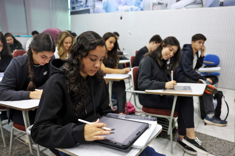 Prazo para pedir isenção da taxa de inscrição do Enem termina às 23h59