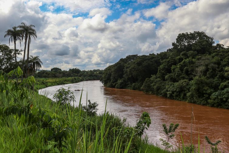 Vazamento de água em tubulação da Vale mobiliza Brumadinho