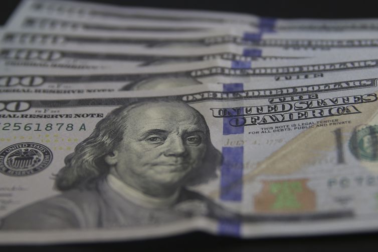Dólar ultrapassa os R$ 5,70 à espera de juros nos EUA e no Brasil