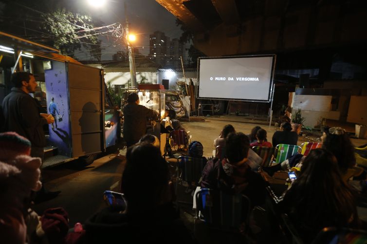 Governo faz acordo para dar moradia a famílias da Favela do Moinho