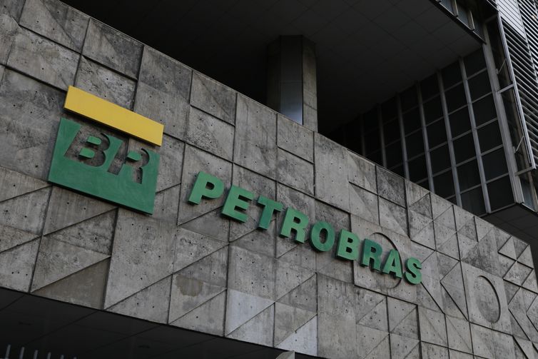 Petrobras anuncia novos poços e retomada de fábricas de fertilizantes