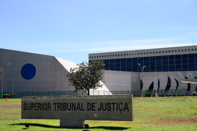 STJ autoriza mudança de registro civil para gênero neutro 