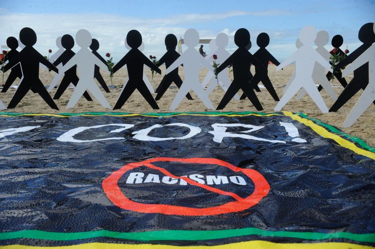 Torcedor chileno é preso após gestos racistas em jogo no Maracanã