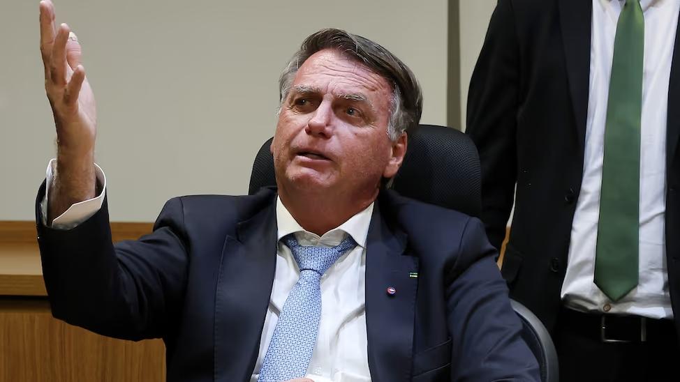 Líder do PT aciona STF para que Bolsonaro use tornozeleira