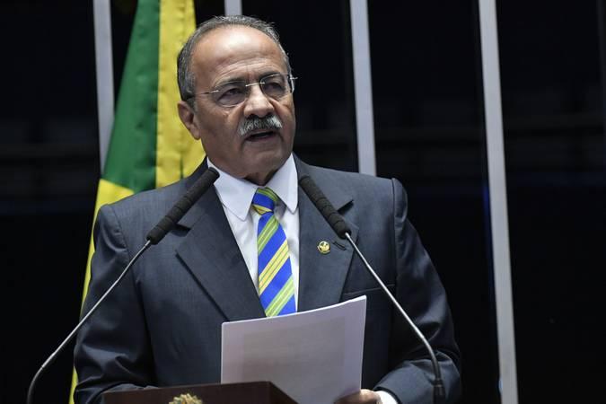 Lula leva senador flagrado com dinheiro na cueca à França