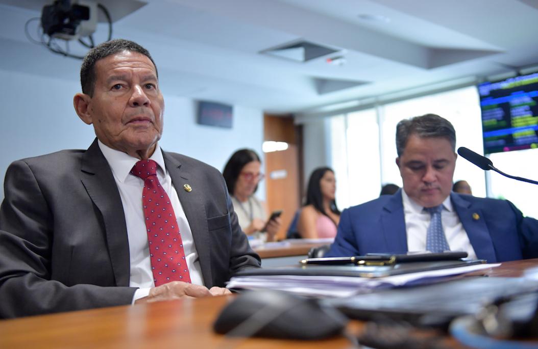 Moraes determina que Mourão seja ouvido por telefonema a Bolsonaro