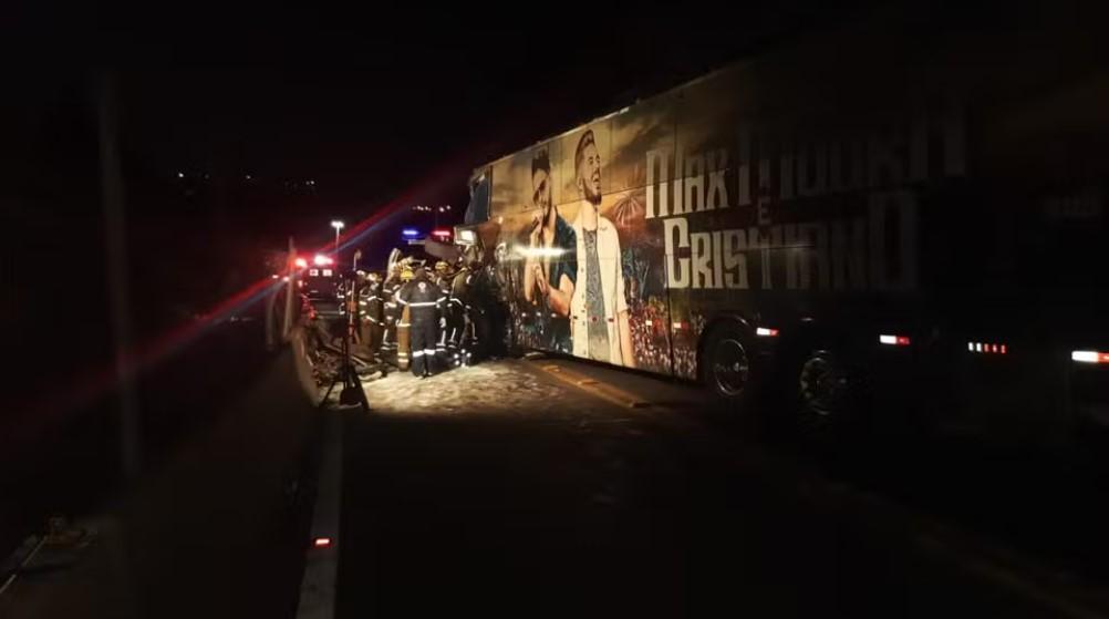 Acidente envolvendo ônibus de cantores sertanejo deixa dois mortos na Serra do RS