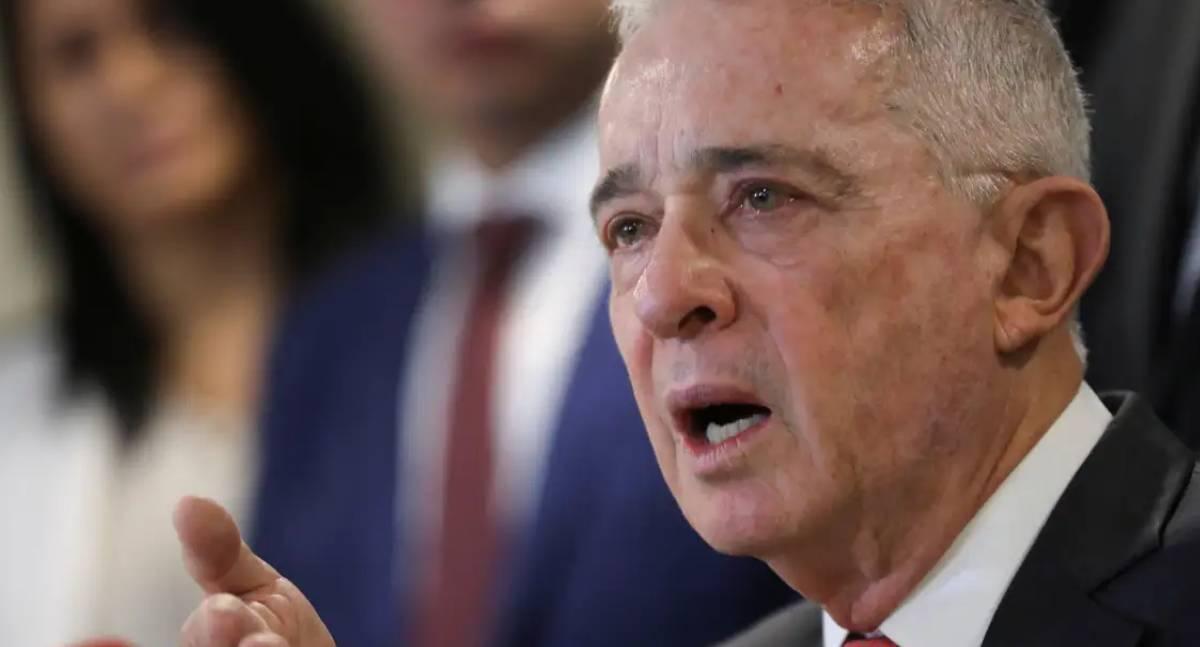 Álvaro Uribe é condenado a 12 anos de prisão