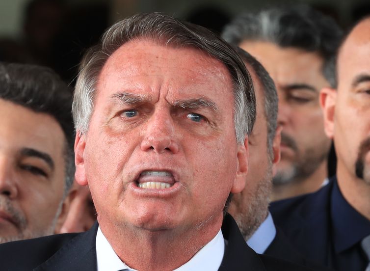 Exames de Bolsonaro indicam resquícios de inflamações pulmonares