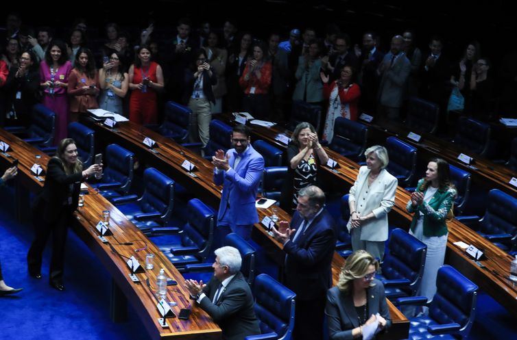 Senado aprova projeto contra adultização de crianças na internet