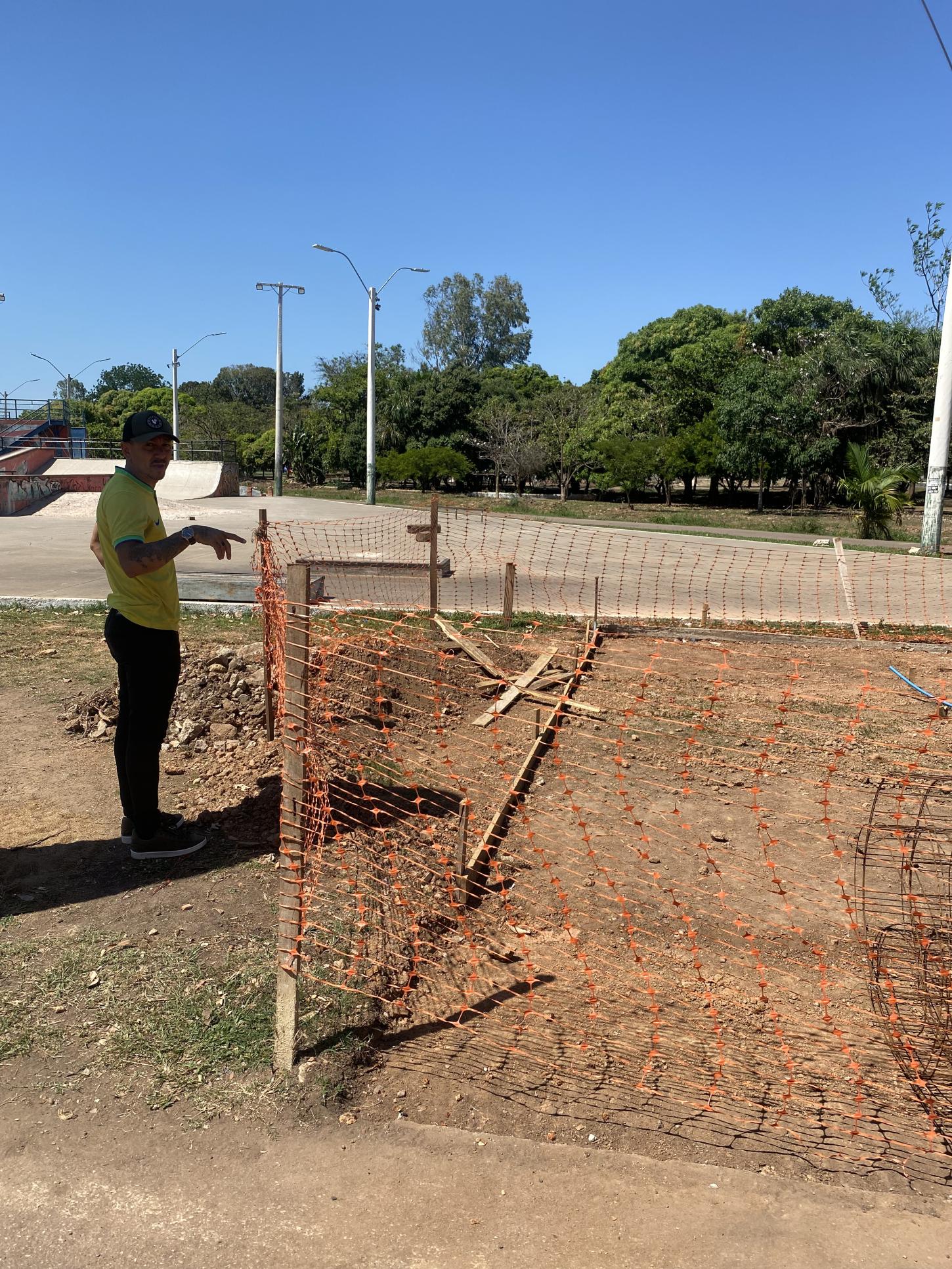 Vereador Jeovane Ibiza entrega cestas básicas e acompanha obra de bebedouro no Skate Parque