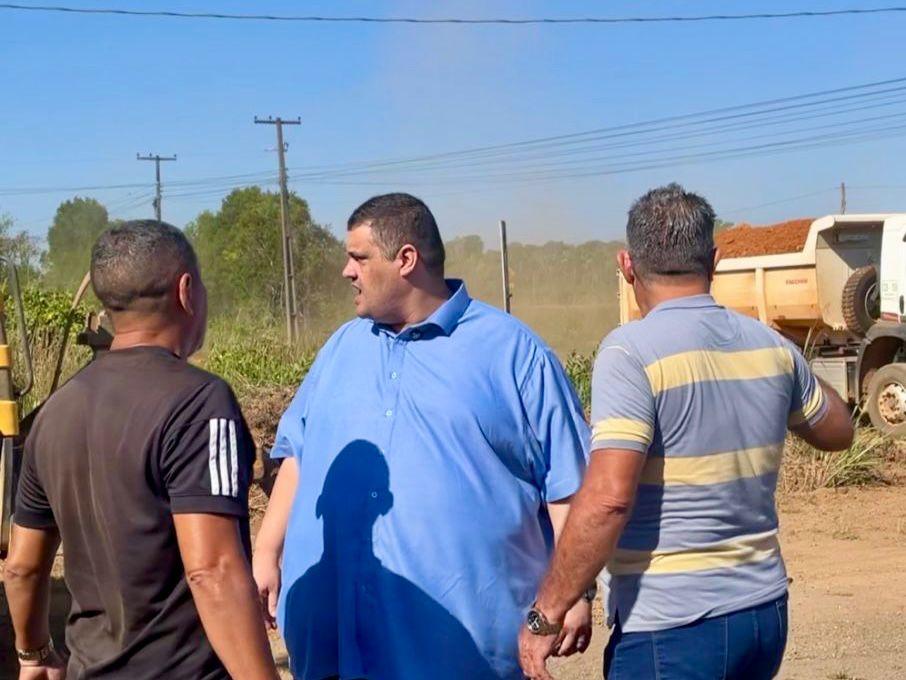 Vereador Thiago Tezzari acompanha execução de melhorias para a comunidade do KM-13 da BR-319