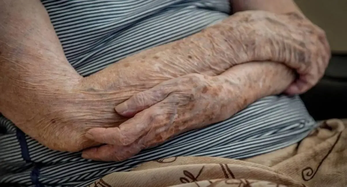 Homem é procurado por estuprar a própria mãe