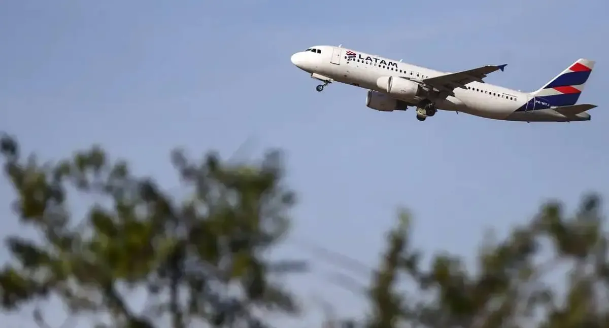 Latam compra 24 aviões da Embraer em acordo de US$ 2 bi