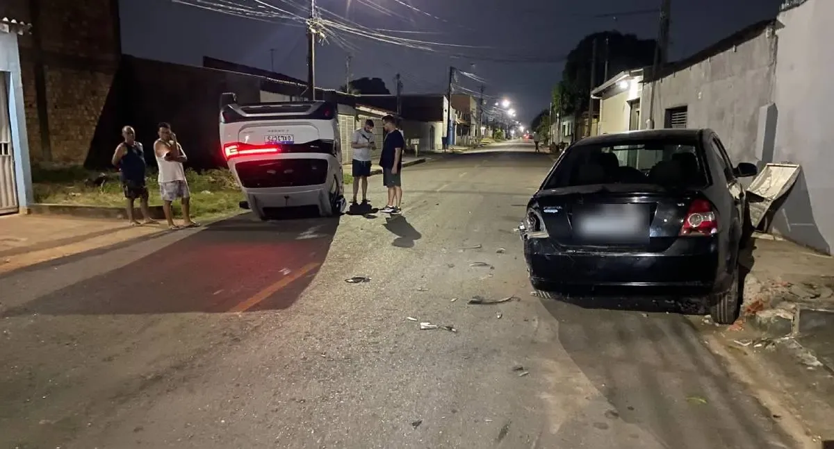 Motorista perde controle de veículo e capota após atingir carro estacionado em Porto Velho