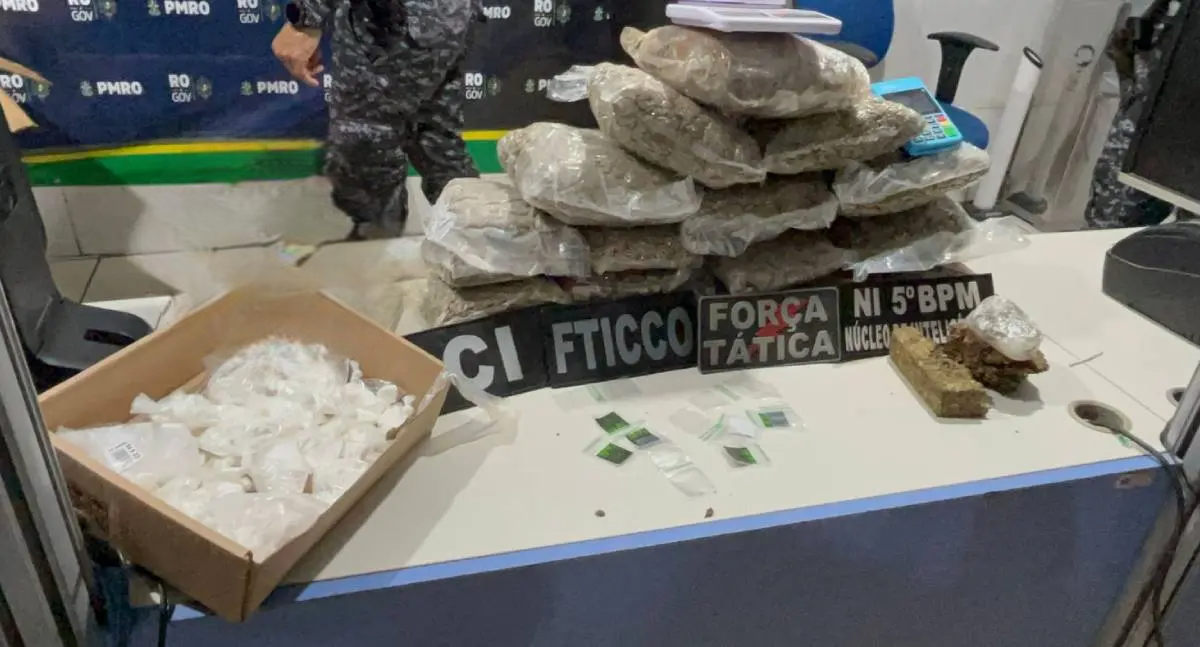 BPTAR estoura boca de fumo e prende dupla com 20kg de drogas na zona leste