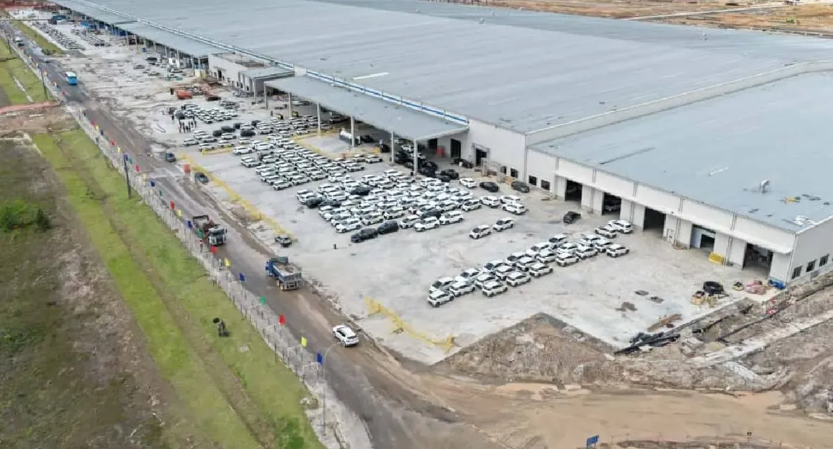 BYD inicia produção em Camaçari e lança carro híbrido plug-in flex